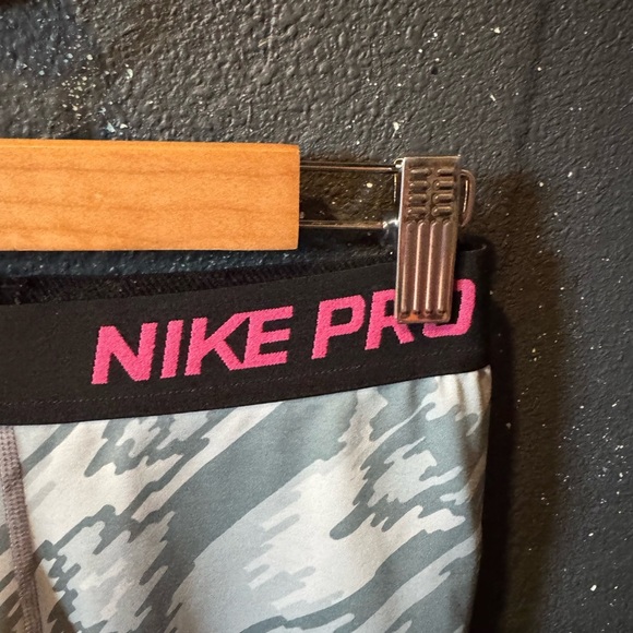 Nike Pro Gray and Pink Leggings Dynamic Performance Wear - Picture 3 of 5